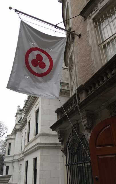 リョーリフ美術館（ニューヨーク）の入り口に掲げられた「平和の旗」