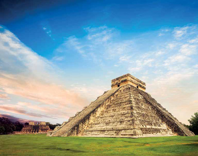 メキシコ、ユカタン州のチチェン・イッツァにあるククルカン神殿のピラミッド
