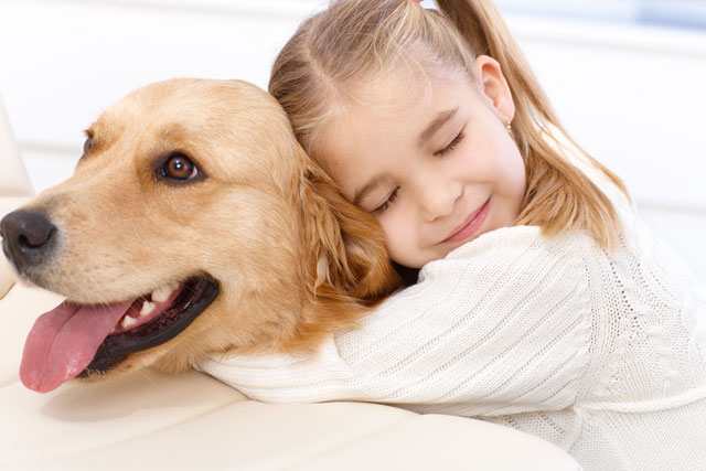 ぴったりと寄り添う女の子と大きな犬（幸せと人生の意味のイメージ）