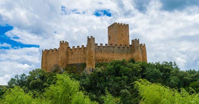 テンプル騎士団が要塞として用いたポルトガルのアルモウロル城