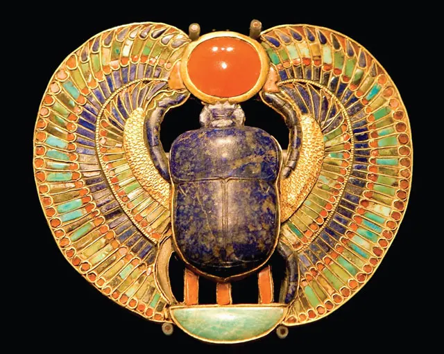 ツタンカーメンの即位名ネブケペルウラー（Nebkheperure）のヒエログリフ表記であるエジプトのスカラベの護符（胸飾り）