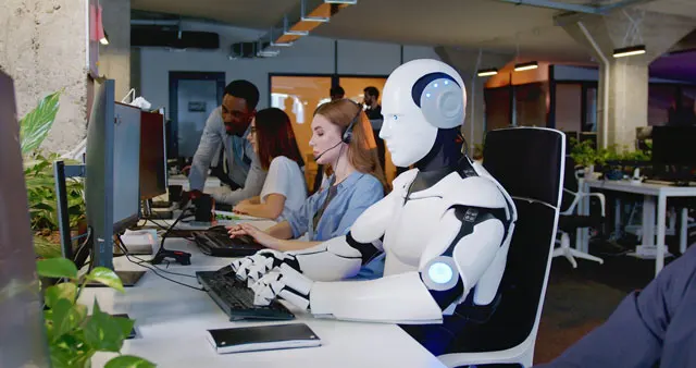 ロボットと一緒にオフィスワークを行う女性（行き過ぎたロボット化のイメージ）