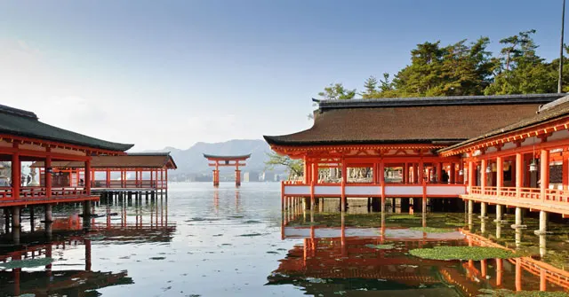 鳥居と柱が朱に塗られている厳島神社（広島県廿日市）