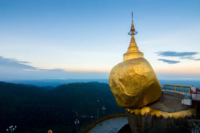 ミヤンマーのチャイティーヨー山の黄金色の丸岩