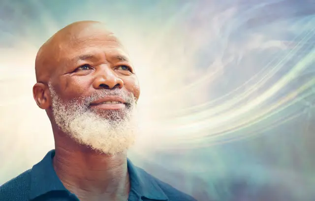 空を見つめる男性