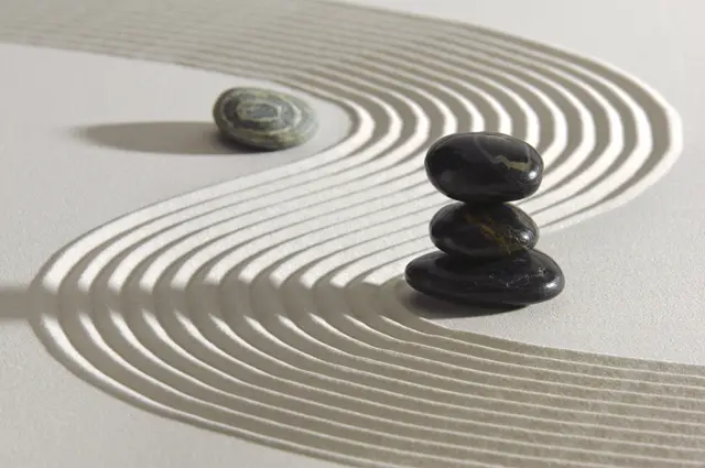 砂紋と黒い石と白い石