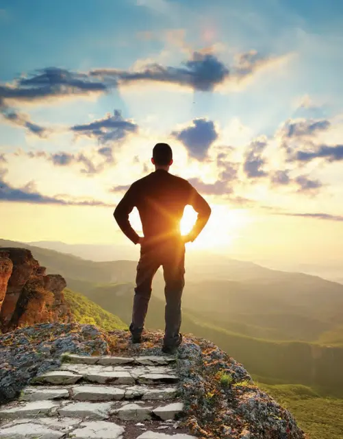 夕日の丘に立つ人