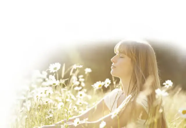 庭で瞑想する人