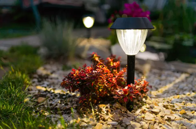 美しい庭とソーラーランプ