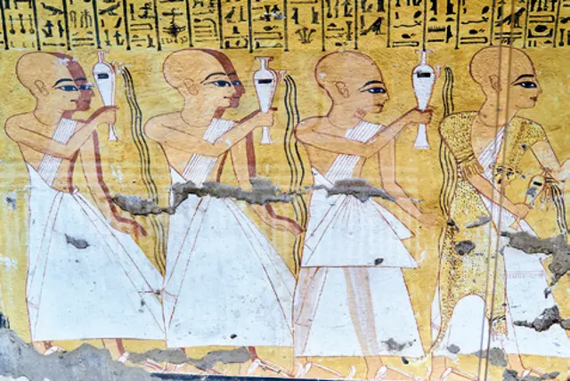 エジプトのルクソール（古代エジプト時代の都テーベ）にあるインヘルカウ（Inkherkhau）の墓の壁画。神官たちが献酒を行う葬列が描かれている。