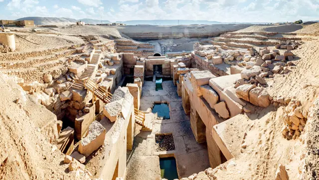 アビドスにあるオシレイオン神殿の遺跡。神秘学派の典型的な建築様式で、地下ホールとして設計され、水をたたえた地下室を備えている