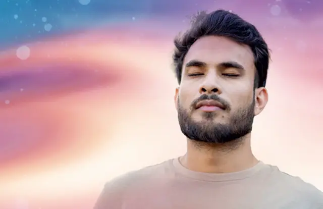 目を閉じている男性