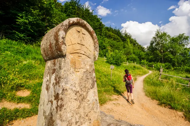カタリ派の人たちを追悼する石碑（フランス南部モンセギュール）