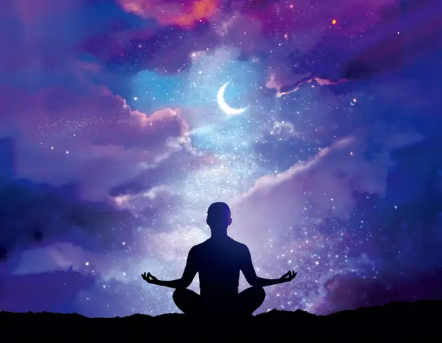 夜空に向かって瞑想する人