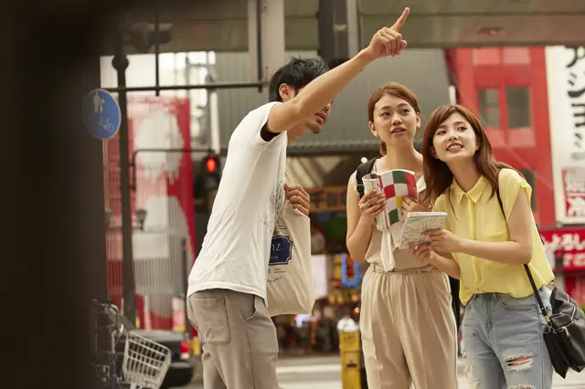 旅行者に道を教えている若い男性