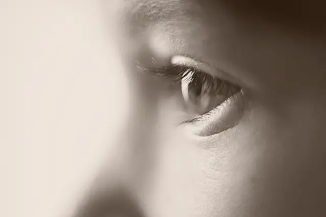 子供の目（好奇心と神秘への衝動のイメージ）