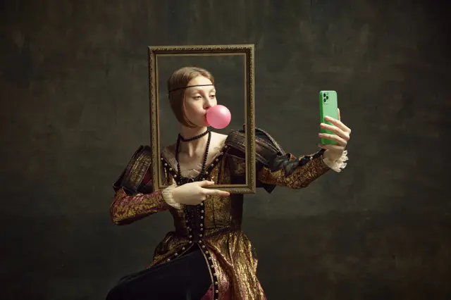 風船ガムを噛みながら自撮りをしている中性の女性